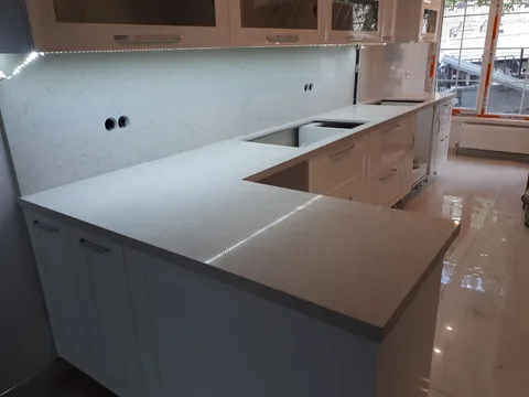 Açık gri tezgah, LED aydınlatmalı bar uzantısı
