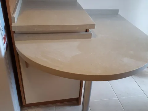 Yuvarlatılmış uçlu açık bej tezgah ve bar uzantısı