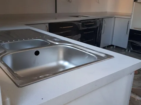 Beyaz tezgah ve çift gözlü evye (montaj aşaması)