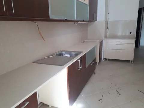 Bej tezgah ve koyu kahverengi dolaplar (montaj aşaması)
