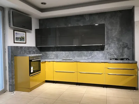 Gri tezgah ve sarı mutfak dolapları