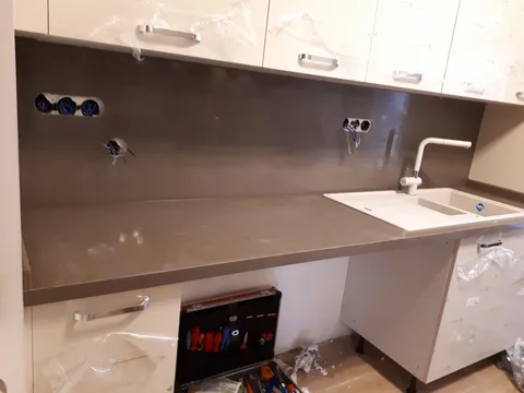 Taş rengi tezgah, arka duvar ve evye (montaj aşaması)