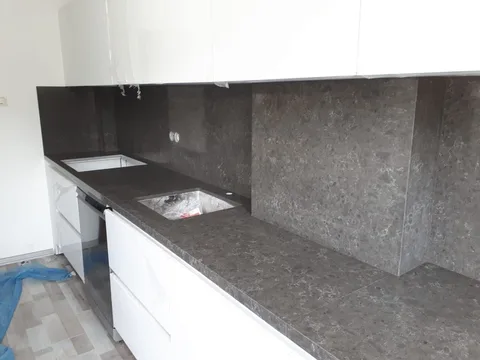 Gri-kahverengi tezgah ve arka duvar, yeni montaj