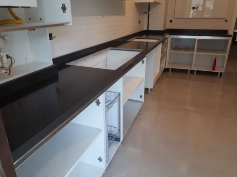 Siyah tezgah, L düzeninde mutfak (montaj aşaması)